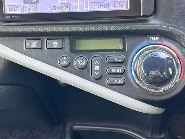 トヨタ アクア S 千葉県 2013(平25)年 12.7万km シルバーM 純正SDナビゲーション/【Bluetooth・CD・DVD・SD・DS】/バックカメラ/エンジンプッシュスタート/・スマートキー/・スペアキー/ハロゲンヘッドライト/・オートライト/前後ドライブレコーダー/ETC/ステアリングリモコン/取扱説明書