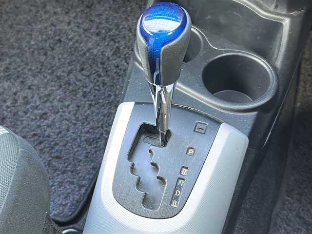 トヨタ アクア S 千葉県 2013(平25)年 12.7万km シルバーM 純正SDナビゲーション/【Bluetooth・CD・DVD・SD・DS】/バックカメラ/エンジンプッシュスタート/・スマートキー/・スペアキー/ハロゲンヘッドライト/・オートライト/前後ドライブレコーダー/ETC/ステアリングリモコン/取扱説明書