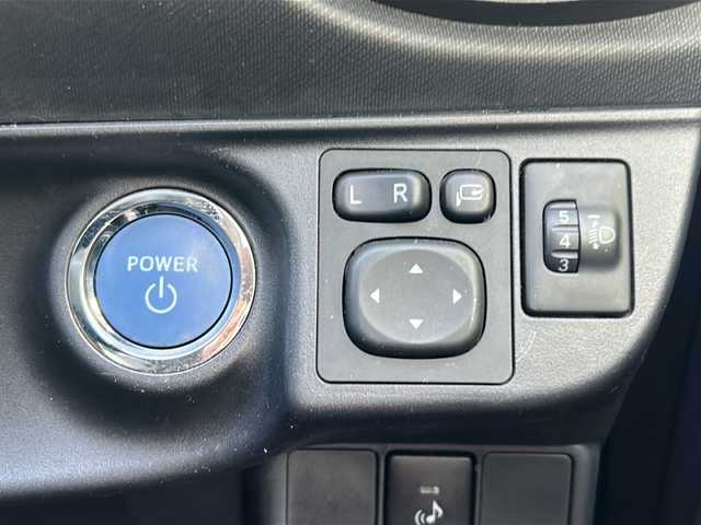 トヨタ アクア S 千葉県 2013(平25)年 12.7万km シルバーM 純正SDナビゲーション/【Bluetooth・CD・DVD・SD・DS】/バックカメラ/エンジンプッシュスタート/・スマートキー/・スペアキー/ハロゲンヘッドライト/・オートライト/前後ドライブレコーダー/ETC/ステアリングリモコン/取扱説明書