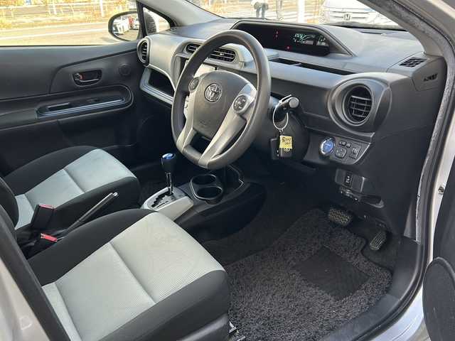 トヨタ アクア S 千葉県 2013(平25)年 12.7万km シルバーM 純正SDナビゲーション/【Bluetooth・CD・DVD・SD・DS】/バックカメラ/エンジンプッシュスタート/・スマートキー/・スペアキー/ハロゲンヘッドライト/・オートライト/前後ドライブレコーダー/ETC/ステアリングリモコン/取扱説明書