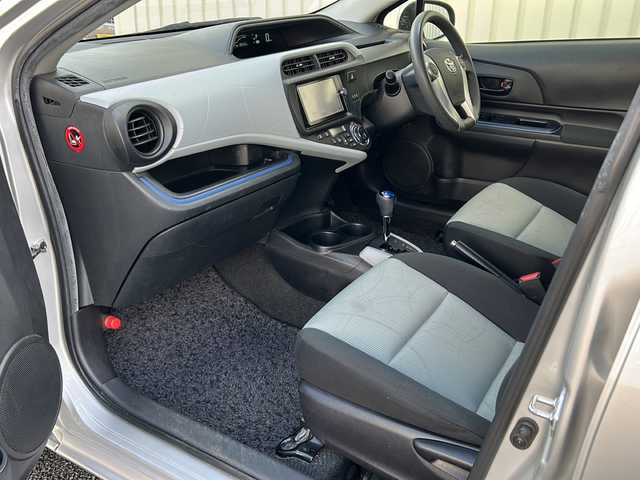 トヨタ アクア S 千葉県 2013(平25)年 12.7万km シルバーM 純正SDナビゲーション/【Bluetooth・CD・DVD・SD・DS】/バックカメラ/エンジンプッシュスタート/・スマートキー/・スペアキー/ハロゲンヘッドライト/・オートライト/前後ドライブレコーダー/ETC/ステアリングリモコン/取扱説明書