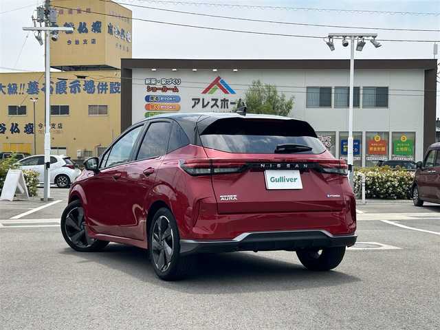 日産 オーラ G レザーエディション 愛媛県 2023(令5)年 2.2万km ガーネットレッド/スーパーブラック 2トーン 登録時走行距離：21270km/禁煙車/純正ナビ/Bluetooth/HDMI/フルセグ/ワンオーナー/ステアリングヒーター/ワイヤレス充電/ブラインドスポットモニター/クリアランスソナー/全方位バックカメラ/クルーズコントロール/プッシュスタート/ビルトインETC/BOSEスピーカー/衝突被害軽減システム/ドライブレコーダー