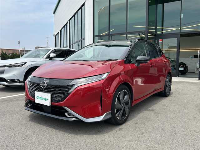 日産 オーラ G レザーエディション 愛媛県 2023(令5)年 2.2万km ガーネットレッド/スーパーブラック 2トーン 登録時走行距離：21270km/禁煙車/純正ナビ/Bluetooth/HDMI/フルセグ/ワンオーナー/ステアリングヒーター/ワイヤレス充電/ブラインドスポットモニター/クリアランスソナー/全方位バックカメラ/クルーズコントロール/プッシュスタート/ビルトインETC/BOSEスピーカー/衝突被害軽減システム/ドライブレコーダー