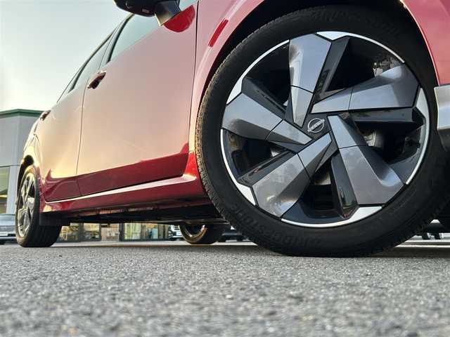 日産 オーラ G レザーエディション 愛媛県 2023(令5)年 2.2万km ガーネットレッド/スーパーブラック 2トーン 登録時走行距離：21270km/禁煙車/純正ナビ/Bluetooth/HDMI/フルセグ/ワンオーナー/ステアリングヒーター/ワイヤレス充電/ブラインドスポットモニター/クリアランスソナー/全方位バックカメラ/クルーズコントロール/プッシュスタート/ビルトインETC/BOSEスピーカー/衝突被害軽減システム/ドライブレコーダー