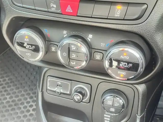 クライスラー・ジープ ジープ レネゲード トレイルホーク 島根県 2016(平28)年 6万km アンヴィルクリアコート ４ＷＤ　/バックカメラ　/ＥＴＣ　/後方コーナーセンサー　/クルーズコントロール　/レーンキープアシスト　/横滑り防止装置　/スマートキー　/プッシュスタート　/純正ＨＩＤライト　/純正１７インチアルミホイール　/純正フロアマット