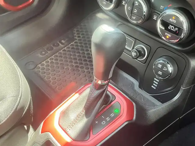 クライスラー・ジープ ジープ レネゲード トレイルホーク 島根県 2016(平28)年 6万km アンヴィルクリアコート ４ＷＤ　/バックカメラ　/ＥＴＣ　/後方コーナーセンサー　/クルーズコントロール　/レーンキープアシスト　/横滑り防止装置　/スマートキー　/プッシュスタート　/純正ＨＩＤライト　/純正１７インチアルミホイール　/純正フロアマット