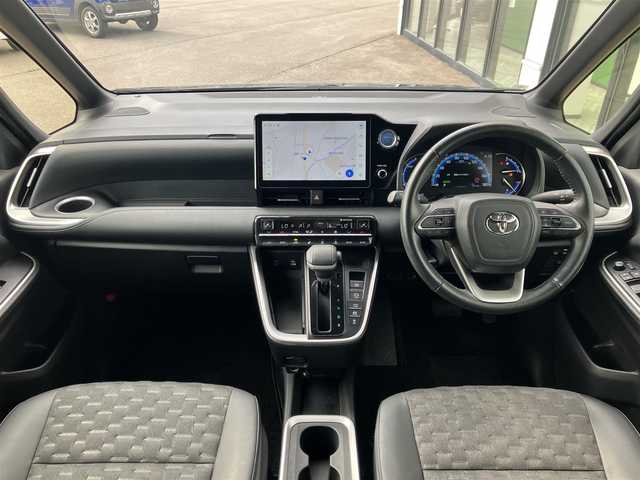 トヨタ ヴォクシー ハイブリッド S－Z 道央・札幌 2022(令4)年 2.7万km アティチュードブラックマイカ ワンオーナー/寒冷地仕様/純正10.5型ナビ/フルセグ/CD/DVD/BT/Miracast/USB/バックカメラ/両側パワースライド/パワーバックドア/ハーフレザーシート/衝突軽減ブレーキ/レーンキープアシスト/前後ドライブレコーダー/レーダークルーズコントロール/シートヒーター（D/N）/ステアリングヒーター/ワイパーデアイサー/オートマチックハイビーム/AC100V電源/コーナーセンサー/ＬＥＤヘッドライト/ヘッドライトレベライザー/ビルトインＥＴＣ/スマートキー×2/保証書/取扱説明書