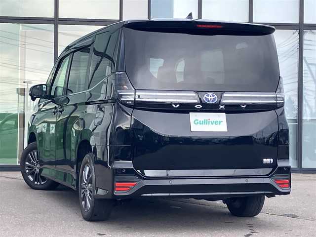 トヨタ ヴォクシー ハイブリッド S－Z 道央・札幌 2022(令4)年 2.7万km アティチュードブラックマイカ ワンオーナー/寒冷地仕様/純正10.5型ナビ/フルセグ/CD/DVD/BT/Miracast/USB/バックカメラ/両側パワースライド/パワーバックドア/ハーフレザーシート/衝突軽減ブレーキ/レーンキープアシスト/前後ドライブレコーダー/レーダークルーズコントロール/シートヒーター（D/N）/ステアリングヒーター/ワイパーデアイサー/オートマチックハイビーム/AC100V電源/コーナーセンサー/ＬＥＤヘッドライト/ヘッドライトレベライザー/ビルトインＥＴＣ/スマートキー×2/保証書/取扱説明書