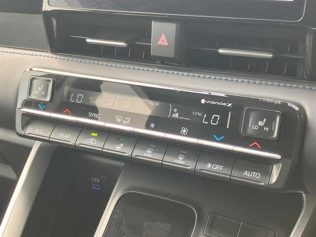 トヨタ ヴォクシー ハイブリッド S－Z 道央・札幌 2022(令4)年 2.7万km アティチュードブラックマイカ ワンオーナー/寒冷地仕様/純正10.5型ナビ/フルセグ/CD/DVD/BT/Miracast/USB/バックカメラ/両側パワースライド/パワーバックドア/ハーフレザーシート/衝突軽減ブレーキ/レーンキープアシスト/前後ドライブレコーダー/レーダークルーズコントロール/シートヒーター（D/N）/ステアリングヒーター/ワイパーデアイサー/オートマチックハイビーム/AC100V電源/コーナーセンサー/ＬＥＤヘッドライト/ヘッドライトレベライザー/ビルトインＥＴＣ/スマートキー×2/保証書/取扱説明書