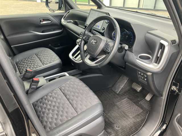 トヨタ ヴォクシー ハイブリッド S－Z 道央・札幌 2022(令4)年 2.7万km アティチュードブラックマイカ ワンオーナー/寒冷地仕様/純正10.5型ナビ/フルセグ/CD/DVD/BT/Miracast/USB/バックカメラ/両側パワースライド/パワーバックドア/ハーフレザーシート/衝突軽減ブレーキ/レーンキープアシスト/前後ドライブレコーダー/レーダークルーズコントロール/シートヒーター（D/N）/ステアリングヒーター/ワイパーデアイサー/オートマチックハイビーム/AC100V電源/コーナーセンサー/ＬＥＤヘッドライト/ヘッドライトレベライザー/ビルトインＥＴＣ/スマートキー×2/保証書/取扱説明書