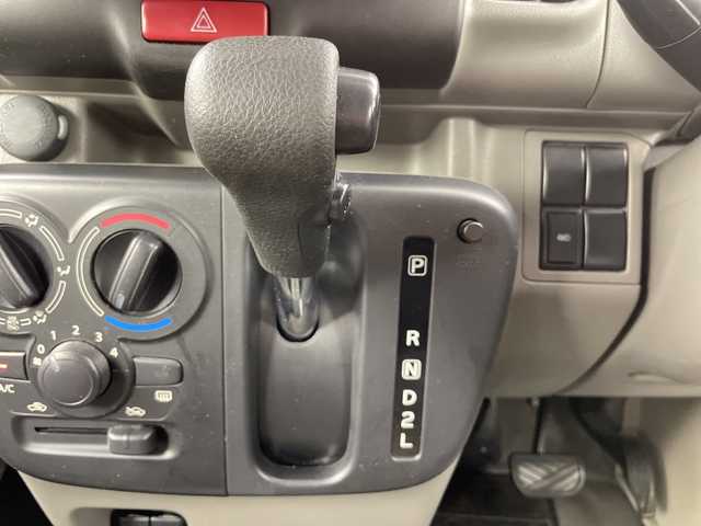 スズキ エブリイ PA リミテッド 道央・札幌 2023(令5)年 3.3万km シルキーシルバーメタリック ・４ＷＤ/切り替えスイッチ/・デュアルカメラブレーキサポート/・後退時ブレーキサポート/誤発進抑制機能/・車線逸脱警報機能/・コーナーセンサー/・社外ディスプレイオーディオ/・Bluetooth/applecarplay/・オートライト/・キーレス