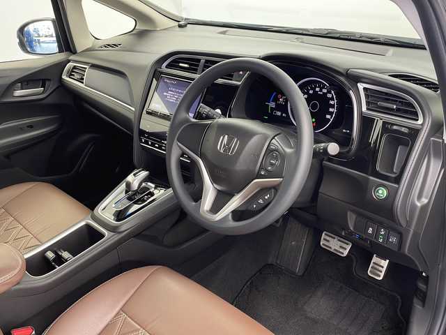 ホンダ シャトル ハイブリッド ホンダセンシング 栃木県 2019(令1)年 4.4万km クリスタルブラックパール 社外8型メモリーナビゲーション【AVIC-RL810】/（CD/DVD/BT/フルセグ/AM/FM）/バックカメラ/ホンダセンシング/CMBS衝突軽減ブレーキ/誤発進抑制機能/アダブティブクルーズコントロールACC/LKAS車線維持支援システム/路外逸脱抑制機能/先行車発進お知らせ機能/標識認識機能/後方誤発進抑制機能/純正ビルトインETC/社外前方ドライブレコーダー/ECON/プッシュスタート/スマートキー/純正サイド/リアスポイラー/社外前方ドライブレコーダー/社外17インチアルミホイール/スペアキー