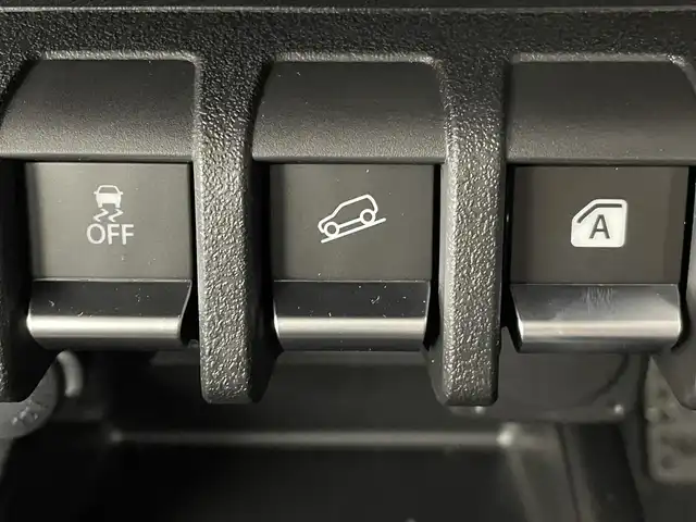 スズキ ジムニー XC 群馬県 2024(令6)年 0.1千km ピュアホワイトP 届出済未使用車：登録時走行距離10km/＝＝＝＝＝/届出済未使用車　シートヒーター　デュアルセンサーブレーキサポート　ＬＥＤヘッドライト　純正１５インチアルミ　クルーズコントロール　コーナーセンサー　ヒルディセントコントロール　オートマチックハイビーム