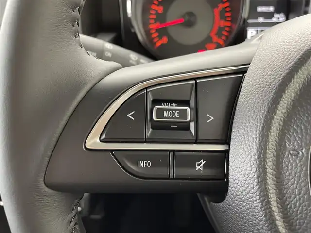 スズキ ジムニー XC 群馬県 2024(令6)年 0.1千km ピュアホワイトP 届出済未使用車：登録時走行距離10km/＝＝＝＝＝/届出済未使用車　シートヒーター　デュアルセンサーブレーキサポート　ＬＥＤヘッドライト　純正１５インチアルミ　クルーズコントロール　コーナーセンサー　ヒルディセントコントロール　オートマチックハイビーム