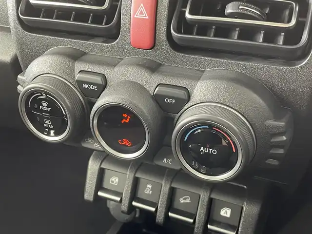 スズキ ジムニー XC 群馬県 2024(令6)年 0.1千km ピュアホワイトP 届出済未使用車：登録時走行距離10km/＝＝＝＝＝/届出済未使用車　シートヒーター　デュアルセンサーブレーキサポート　ＬＥＤヘッドライト　純正１５インチアルミ　クルーズコントロール　コーナーセンサー　ヒルディセントコントロール　オートマチックハイビーム