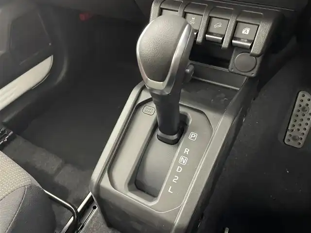 スズキ ジムニー XC 群馬県 2024(令6)年 0.1千km ピュアホワイトP 届出済未使用車：登録時走行距離10km/＝＝＝＝＝/届出済未使用車　シートヒーター　デュアルセンサーブレーキサポート　ＬＥＤヘッドライト　純正１５インチアルミ　クルーズコントロール　コーナーセンサー　ヒルディセントコントロール　オートマチックハイビーム