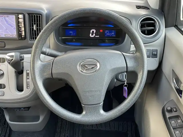 ダイハツ ミラ イース X SA 岡山県 2014(平26)年 2.9万km ブライトシルバーメタリック 登録時走行距離28606キロ/純正SDナビ/AM/FM/Bluetooth/TV/DVD/スマートアシスト/・衝突警報機能/・誤発進抑制機能（前方）/・先行車発進お知らせ機能/純正１４インチAW/純正フロアマット/電動格納ミラー/ハロゲンライト/リモコンキー/ETC