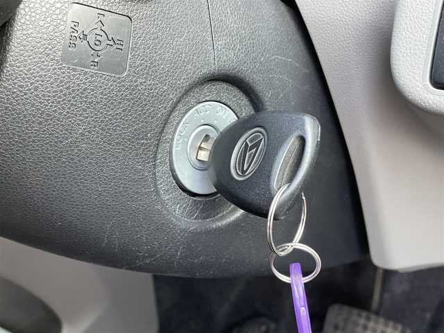 ダイハツ ミラ イース X SA 岡山県 2014(平26)年 2.9万km ブライトシルバーメタリック 登録時走行距離28606キロ/純正SDナビ/AM/FM/Bluetooth/TV/DVD/スマートアシスト/・衝突警報機能/・誤発進抑制機能（前方）/・先行車発進お知らせ機能/純正１４インチAW/純正フロアマット/電動格納ミラー/ハロゲンライト/リモコンキー/ETC