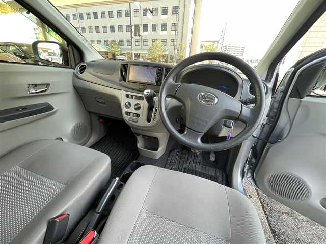 ダイハツ ミラ イース X SA 岡山県 2014(平26)年 2.9万km ブライトシルバーメタリック 登録時走行距離28606キロ/純正SDナビ/AM/FM/Bluetooth/TV/DVD/スマートアシスト/・衝突警報機能/・誤発進抑制機能（前方）/・先行車発進お知らせ機能/純正１４インチAW/純正フロアマット/電動格納ミラー/ハロゲンライト/リモコンキー/ETC