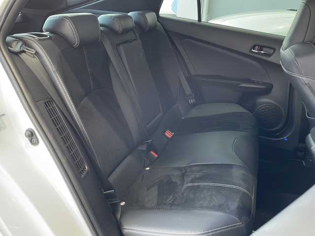 トヨタ プリウス ＰＨＶ S GRスポーツ 富山県 2021(令3)年 3.1万km プラチナホワイトパールマイカ ワンオーナー/後期５人乗り/トヨタセーフティセンス/・プリクラッシュセーフティ/・レーントレーシングアシスト/・ロードサインアシスト/・レーダークルーズコントロール/・オートハイビーム/純正８インチディスプレイオーディオ/(AM.FM.BT.MiraCast)/バックカメラ/フルセグTV/AC100V充電/ビルトインETC2.0/プッシュスタート/スマートキー/革巻きステアリング/ステアリングスイッチ/ハーフレザーシート/前席シートヒーター/LEDヘッドライト/LEDフォグランプ/純正18インチAW/純正フロアマット