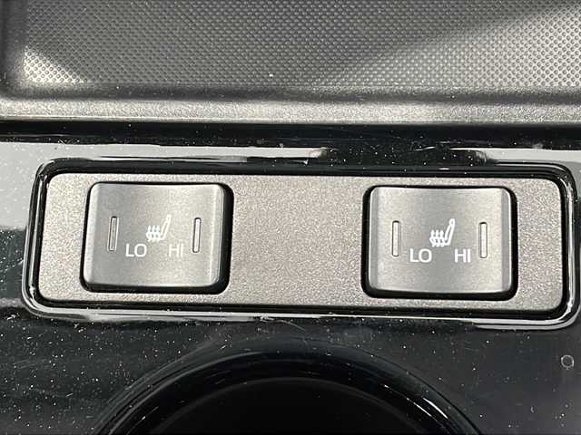 トヨタ プリウス ＰＨＶ S GRスポーツ 富山県 2021(令3)年 3.1万km プラチナホワイトパールマイカ ワンオーナー/後期５人乗り/トヨタセーフティセンス/・プリクラッシュセーフティ/・レーントレーシングアシスト/・ロードサインアシスト/・レーダークルーズコントロール/・オートハイビーム/純正８インチディスプレイオーディオ/(AM.FM.BT.MiraCast)/バックカメラ/フルセグTV/AC100V充電/ビルトインETC2.0/プッシュスタート/スマートキー/革巻きステアリング/ステアリングスイッチ/ハーフレザーシート/前席シートヒーター/LEDヘッドライト/LEDフォグランプ/純正18インチAW/純正フロアマット