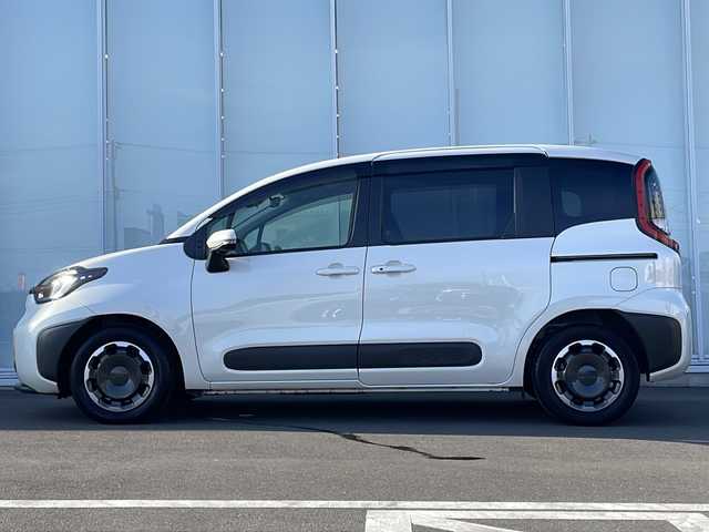 トヨタ シエンタ ハイブリッド Z 神奈川県 2023(令5)年 3.2万km ホワイトパールクリスタルシャイン ・８インチナビ　/・全周囲モニター　/・純正ＥＴＣ　/・Ｂｌｕｅｔｏｏｔｈ　/・ＡｐｐｌｅＣａｒＰｌａｙ　ＡｎｄｒｏｉｄＡｕｔｏ　/・フルセグTV/・ハンズフリーデュアルパワースライドドア　/・後席用サンシェード　/・アクセサリーコンセントト（AC100V・1500W/インパネ1・荷室1/非常時給電システム付）/・運転席アームレスト/・本革巻きステアリング/・純正サイドバイザー/・レーダークルーズコントロール（停止保持機能あり）/・LEDヘッドライト/・ドライブレコーダー（TZ-DR210）/・スマートキー/・プッシュスタート