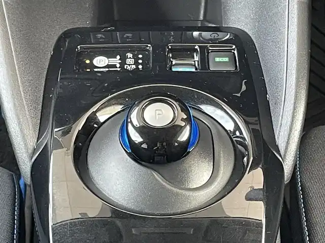 日産 リーフ X Vセレクション 宮城県 2023(令5)年 2.6万km ダークメタルグレー ワンオーナー/純正ナビ（AM/FM/BT）/フルセグTV/バックカメラ/全方位カメラ/レーダークルーズコントロール/レーンキープアシスト/衝突被害軽減装置/シートヒーター（全席）/ステアリングヒーター/ETC2.0/ドライブレコーダー/サマータイヤ純正AW（215/50R17）6mm/スタッドレス社外AW（215/50R17）7mm/保証書