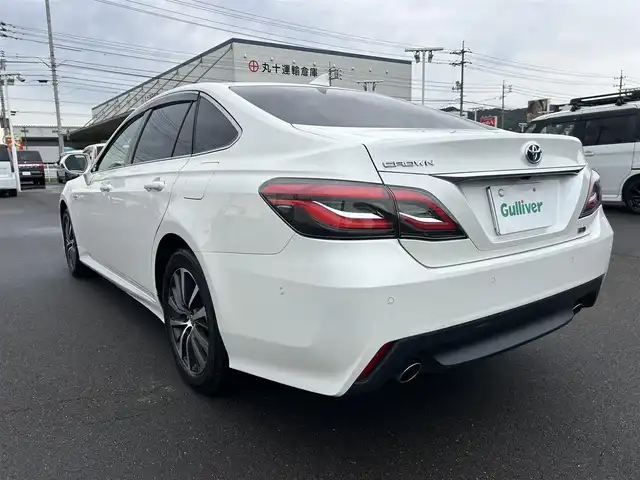 トヨタ クラウン ハイブリッド S 岡山県 2018(平30)年 4.7万km ホワイトパールクリスタルシャイン 登録時走行距離46843km/純正ナビ/フルセグTV(AM.FM.CD.DVD.TV.BT)/全方位カメラ/ETC/ドライブレコーダー/シートヒーター/ステアリングヒーター/本革巻きステアリング/クリアランスソナー/衝突軽減ブレーキ/横滑り防止装置/クルーズコントロール(追従走行あり)/車線逸脱警報（レーンキープアシスト）/オートライト/オートマチックハイビーム/アイドリングストップ/17インチ純正AW/純正フロアマット/レザー調シートカバー/D+N席パワーシート