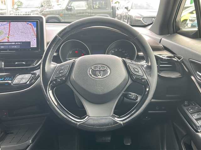 トヨタ Ｃ－ＨＲ G 沖縄県 2017(平29)年 16.7万km ホワイトパールクリスタルシャイン 社外ナビ　フルセグＴＶ　/バックカメラ　/ＬＥＤヘッドライト　/オートライト　/オートハイビーム　/前方ドライブレコーダー　/電動サイドブレーキ　/オートハイビーム　/ビルトインＥＴＣ　/スマートキー