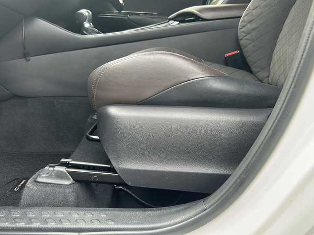 トヨタ Ｃ－ＨＲ G 沖縄県 2017(平29)年 16.7万km ホワイトパールクリスタルシャイン 社外ナビ　フルセグＴＶ　/バックカメラ　/ＬＥＤヘッドライト　/オートライト　/オートハイビーム　/前方ドライブレコーダー　/電動サイドブレーキ　/オートハイビーム　/ビルトインＥＴＣ　/スマートキー