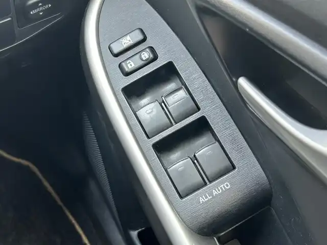トヨタ プリウス S　マイコーデ 静岡県 2015(平27)年 11.3万km ホワイトパールクリスタルシャイン 特別仕様車/ワンオーナー/純正ＳＤナビ/ＢＴオーディオ/バックカメラ/ＣＤ再/ワンセグTV/ＥＴＣ/専用合皮シート/スマートキー２本/プッシュスタート/ＨＩＤオートライト/フォグランプ/純正フロアマット/ドアバイザー/社外１５ＡＷ