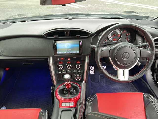 トヨタ ８６ GT 愛知県 2016(平28)年 4万km クリスタルブラックシリカ メモリナビ/ワンセグテレビ/クルーズコントロール/OZレーシング17インチAW/CUSCO車高調/柿本マフラー/TRDフェンダーフィン/ETC/保証書/取説書