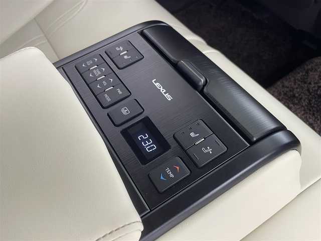 レクサス ＥＳ 300h バージョンL 群馬県 2019(令1)年 5.5万km ソニッククォーツ ムーンルーフ　純正１２．３インチナビ　パノラミックビューモニター　ＢＳＭ　レーダークルーズコントロール　ＬＥＤ　ＡＨＢ　エアシート　シートヒーター　純正１８インチＡＷ　ステアリングヒーター　禁煙車