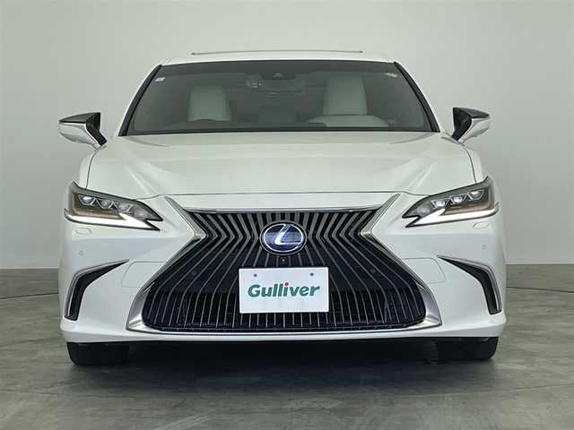 レクサス ＥＳ 300h バージョンL 群馬県 2019(令1)年 5.5万km ソニッククォーツ ムーンルーフ　純正１２．３インチナビ　パノラミックビューモニター　ＢＳＭ　レーダークルーズコントロール　ＬＥＤ　ＡＨＢ　エアシート　シートヒーター　純正１８インチＡＷ　ステアリングヒーター　禁煙車