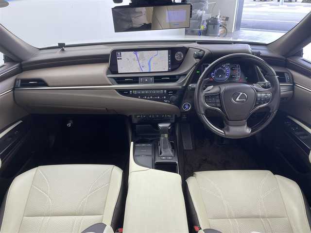 レクサス ＥＳ 300h バージョンL 群馬県 2019(令1)年 5.5万km ソニッククォーツ ムーンルーフ　純正１２．３インチナビ　パノラミックビューモニター　ＢＳＭ　レーダークルーズコントロール　ＬＥＤ　ＡＨＢ　エアシート　シートヒーター　純正１８インチＡＷ　ステアリングヒーター　禁煙車