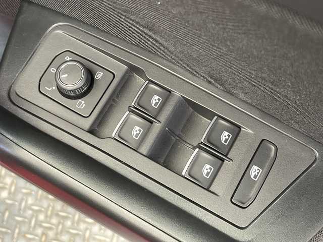 フォルクスワーゲン ＶＷ Ｔ－ロック TDI スポーツ 栃木県 2021(令3)年 1.7万km 赤Ⅱ ワンオーナー/ディーゼル/ターボ/純正ナビ/（Bluetooth/USB）/バックカメラ/Front Assist/Lane Assist/BSM/ACC/ドライバー疲労検知システム/コーナーセンサー/ビルトインETC/前方ドライブレコーダー/ルーフレール/禁煙車/赤/黒2トーン/オートライト/LEDヘッドライト/パドルシフト/横滑り防止装置/フォグランプ/スマートキー/プッシュスタート/アイドリングストップ/ステアリングスイッチ/革巻きステアリング/ウィンカーミラー/純正18インチアルミホイール/純正フロアマット