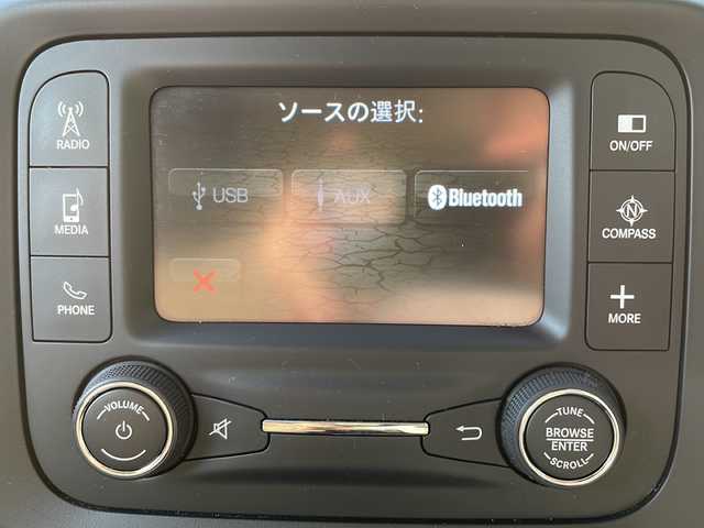 クライスラー・ジープ ジープ レネゲード オープニングエディション 大阪府 2015(平27)年 5.2万km 緑Ｍ 純正オーディオ/・FM/AM/ETC/クルーズコントロール/アイドリングストップ/パーキングアシスト/革巻きステアリング/ステアリングリモコン/電動パーキングブレーキ/ルーフレール/コーナーセンサー/オートエアコン/スマートキー×2/プッシュスタートボタン/12V電源/USBジャック/取扱説明書/保証書