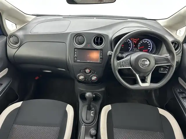 日産 ノート X 熊本県 2018(平30)年 4.2万km シャイニングブルー 純正ナビMJ117D-W（ＣＤ・ＤＶＤ・フルセグ・ＢＴ・ＳＤ）/ＥＴＣ　/アイドリングストップ　/エマージェンシーブレーキ　/レーンキープアシスト　/横滑り防止　/ステアリングリモコン/電動格納ミラー　/社外フロアマット/オートライト/スマートキー