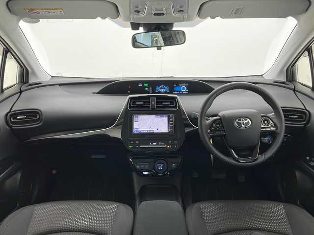 トヨタ プリウス S 長野県 2019(令1)年 2万km シルバーM 純正ナビ/TV／Bluetooth／FM・AM/ミュージックプレイヤー接続/バックカメラ/ETC/クルーズコントロール（追従あり）/レーンキープアシスト/横滑り防止装置/衝突被害軽減システム/車線逸脱警報機能/前後コーナーセンサー/電格ミラー/プリクラッシュセーフティシステム/純正15インチAW装着/純正フロアマット/ドアバイザー/フォグランプ/LEDヘッドライト