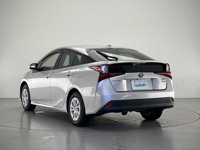 トヨタ プリウス S 長野県 2019(令1)年 2万km シルバーM 純正ナビ/TV／Bluetooth／FM・AM/ミュージックプレイヤー接続/バックカメラ/ETC/クルーズコントロール（追従あり）/レーンキープアシスト/横滑り防止装置/衝突被害軽減システム/車線逸脱警報機能/前後コーナーセンサー/電格ミラー/プリクラッシュセーフティシステム/純正15インチAW装着/純正フロアマット/ドアバイザー/フォグランプ/LEDヘッドライト