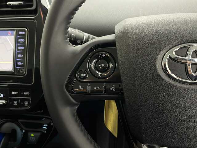 トヨタ プリウス S 長野県 2019(令1)年 2万km シルバーM 純正ナビ/TV／Bluetooth／FM・AM/ミュージックプレイヤー接続/バックカメラ/ETC/クルーズコントロール（追従あり）/レーンキープアシスト/横滑り防止装置/衝突被害軽減システム/車線逸脱警報機能/前後コーナーセンサー/電格ミラー/プリクラッシュセーフティシステム/純正15インチAW装着/純正フロアマット/ドアバイザー/フォグランプ/LEDヘッドライト