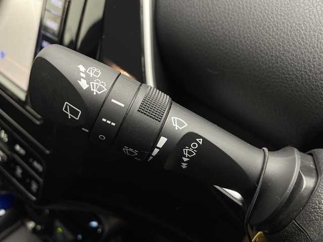 トヨタ プリウス S 長野県 2019(令1)年 2万km シルバーM 純正ナビ/TV／Bluetooth／FM・AM/ミュージックプレイヤー接続/バックカメラ/ETC/クルーズコントロール（追従あり）/レーンキープアシスト/横滑り防止装置/衝突被害軽減システム/車線逸脱警報機能/前後コーナーセンサー/電格ミラー/プリクラッシュセーフティシステム/純正15インチAW装着/純正フロアマット/ドアバイザー/フォグランプ/LEDヘッドライト