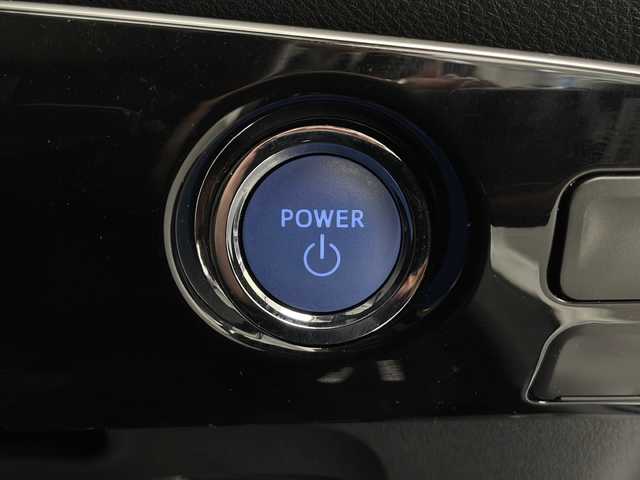 トヨタ プリウス S 長野県 2019(令1)年 2万km シルバーM 純正ナビ/TV／Bluetooth／FM・AM/ミュージックプレイヤー接続/バックカメラ/ETC/クルーズコントロール（追従あり）/レーンキープアシスト/横滑り防止装置/衝突被害軽減システム/車線逸脱警報機能/前後コーナーセンサー/電格ミラー/プリクラッシュセーフティシステム/純正15インチAW装着/純正フロアマット/ドアバイザー/フォグランプ/LEDヘッドライト