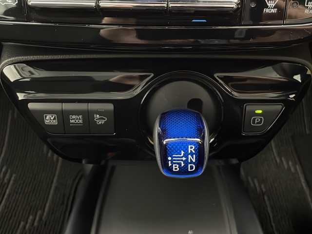 トヨタ プリウス S 長野県 2019(令1)年 2万km シルバーM 純正ナビ/TV／Bluetooth／FM・AM/ミュージックプレイヤー接続/バックカメラ/ETC/クルーズコントロール（追従あり）/レーンキープアシスト/横滑り防止装置/衝突被害軽減システム/車線逸脱警報機能/前後コーナーセンサー/電格ミラー/プリクラッシュセーフティシステム/純正15インチAW装着/純正フロアマット/ドアバイザー/フォグランプ/LEDヘッドライト