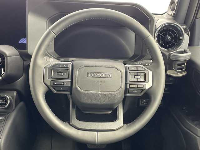 トヨタ ランドクルーザー ２５０ VX 新潟県 2025(令7)年 1.2万km プラチナホワイトパールマイカ 4WD/ワンオーナー/純正12.3型コネクティッドplusディスプレイオーディオ/（AM/FM/フルセグTV/Bluetooth/Miracast/HDMI）/JBLプレミアムサウンド/パノラミックビューモニター/ムーンルーフ/D席パワーシート/D+N席シートヒーター/シートベンチレーション/ステアリングヒーター/寒冷地仕様PWR HEAT/デジタルインナーミラー/Qi充電/パワーバックドア/トヨタセーフティセンス/・プリクラッシュセーフティ/・レーントレーシングアシスト/・レーンディパーチャーアラート/・レーダークルーズコントロール/・アダプティブハイビームシステム／オートマチックハイビーム/・ロードサインアシスト/・ドライバー異常時対応システム/・発進遅れ告知機能/トヨタチームメイト/Classioフロアマット/ブラックルーフレール/純正18インチAW