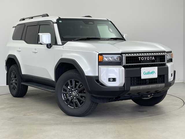 トヨタ ランドクルーザー ２５０ VX 新潟県 2025(令7)年 1.2万km プラチナホワイトパールマイカ 4WD/ワンオーナー/純正12.3型コネクティッドplusディスプレイオーディオ/（AM/FM/フルセグTV/Bluetooth/Miracast/HDMI）/JBLプレミアムサウンド/パノラミックビューモニター/ムーンルーフ/D席パワーシート/D+N席シートヒーター/シートベンチレーション/ステアリングヒーター/寒冷地仕様PWR HEAT/デジタルインナーミラー/Qi充電/パワーバックドア/トヨタセーフティセンス/・プリクラッシュセーフティ/・レーントレーシングアシスト/・レーンディパーチャーアラート/・レーダークルーズコントロール/・アダプティブハイビームシステム／オートマチックハイビーム/・ロードサインアシスト/・ドライバー異常時対応システム/・発進遅れ告知機能/トヨタチームメイト/Classioフロアマット/ブラックルーフレール/純正18インチAW