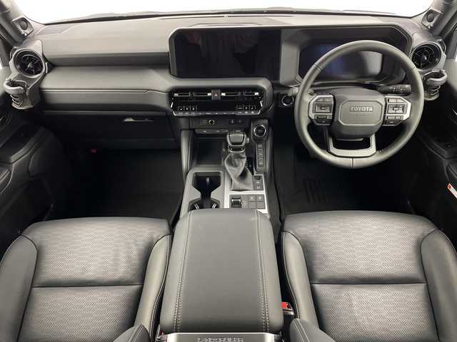 トヨタ ランドクルーザー ２５０ VX 新潟県 2025(令7)年 1.2万km プラチナホワイトパールマイカ 4WD/ワンオーナー/純正12.3型コネクティッドplusディスプレイオーディオ/（AM/FM/フルセグTV/Bluetooth/Miracast/HDMI）/JBLプレミアムサウンド/パノラミックビューモニター/ムーンルーフ/D席パワーシート/D+N席シートヒーター/シートベンチレーション/ステアリングヒーター/寒冷地仕様PWR HEAT/デジタルインナーミラー/Qi充電/パワーバックドア/トヨタセーフティセンス/・プリクラッシュセーフティ/・レーントレーシングアシスト/・レーンディパーチャーアラート/・レーダークルーズコントロール/・アダプティブハイビームシステム／オートマチックハイビーム/・ロードサインアシスト/・ドライバー異常時対応システム/・発進遅れ告知機能/トヨタチームメイト/Classioフロアマット/ブラックルーフレール/純正18インチAW