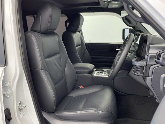 トヨタ ランドクルーザー ２５０ VX 新潟県 2025(令7)年 1.2万km プラチナホワイトパールマイカ 4WD/ワンオーナー/純正12.3型コネクティッドplusディスプレイオーディオ/（AM/FM/フルセグTV/Bluetooth/Miracast/HDMI）/JBLプレミアムサウンド/パノラミックビューモニター/ムーンルーフ/D席パワーシート/D+N席シートヒーター/シートベンチレーション/ステアリングヒーター/寒冷地仕様PWR HEAT/デジタルインナーミラー/Qi充電/パワーバックドア/トヨタセーフティセンス/・プリクラッシュセーフティ/・レーントレーシングアシスト/・レーンディパーチャーアラート/・レーダークルーズコントロール/・アダプティブハイビームシステム／オートマチックハイビーム/・ロードサインアシスト/・ドライバー異常時対応システム/・発進遅れ告知機能/トヨタチームメイト/Classioフロアマット/ブラックルーフレール/純正18インチAW