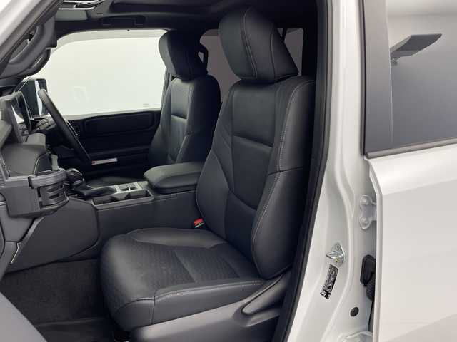 トヨタ ランドクルーザー ２５０ VX 新潟県 2025(令7)年 1.2万km プラチナホワイトパールマイカ 4WD/ワンオーナー/純正12.3型コネクティッドplusディスプレイオーディオ/（AM/FM/フルセグTV/Bluetooth/Miracast/HDMI）/JBLプレミアムサウンド/パノラミックビューモニター/ムーンルーフ/D席パワーシート/D+N席シートヒーター/シートベンチレーション/ステアリングヒーター/寒冷地仕様PWR HEAT/デジタルインナーミラー/Qi充電/パワーバックドア/トヨタセーフティセンス/・プリクラッシュセーフティ/・レーントレーシングアシスト/・レーンディパーチャーアラート/・レーダークルーズコントロール/・アダプティブハイビームシステム／オートマチックハイビーム/・ロードサインアシスト/・ドライバー異常時対応システム/・発進遅れ告知機能/トヨタチームメイト/Classioフロアマット/ブラックルーフレール/純正18インチAW