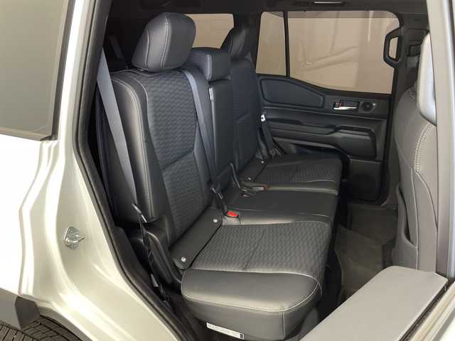 トヨタ ランドクルーザー ２５０ VX 新潟県 2025(令7)年 1.2万km プラチナホワイトパールマイカ 4WD/ワンオーナー/純正12.3型コネクティッドplusディスプレイオーディオ/（AM/FM/フルセグTV/Bluetooth/Miracast/HDMI）/JBLプレミアムサウンド/パノラミックビューモニター/ムーンルーフ/D席パワーシート/D+N席シートヒーター/シートベンチレーション/ステアリングヒーター/寒冷地仕様PWR HEAT/デジタルインナーミラー/Qi充電/パワーバックドア/トヨタセーフティセンス/・プリクラッシュセーフティ/・レーントレーシングアシスト/・レーンディパーチャーアラート/・レーダークルーズコントロール/・アダプティブハイビームシステム／オートマチックハイビーム/・ロードサインアシスト/・ドライバー異常時対応システム/・発進遅れ告知機能/トヨタチームメイト/Classioフロアマット/ブラックルーフレール/純正18インチAW